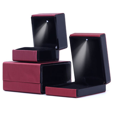 Купить Hanhong Custom Logo LED Light Jewelry Box для браслетов Ожерелья и кольца из кожи online manufacture