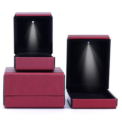 Hanhong Custom Logo LED Light Jewelry Box для браслетов Ожерелья и кольца из кожи