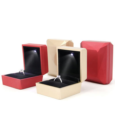 Hanhong Luxury Ring Box Custom Logo PU Пластиковый белый ювелирный шкаф с светодиодным освещением