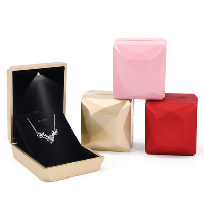 Hanhong Luxury Ring Box Custom Logo PU Пластиковый белый ювелирный шкаф с светодиодным освещением