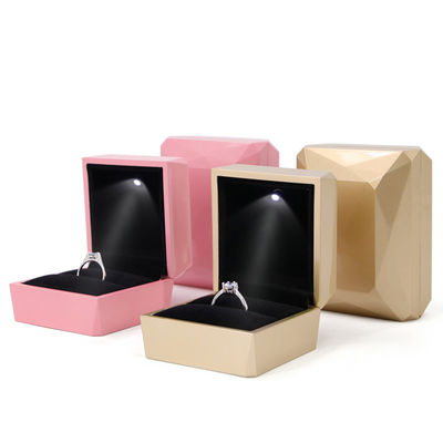 Hanhong Luxury Ring Box Custom Logo PU Пластиковый белый ювелирный шкаф с светодиодным освещением