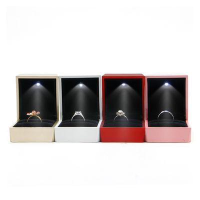 Hanhong Luxury Ring Box Custom Logo PU Пластиковый белый ювелирный шкаф с светодиодным освещением