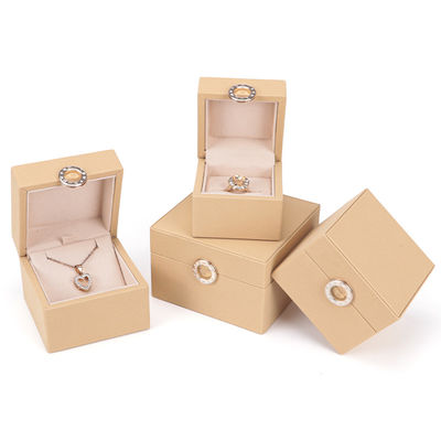 Купить Custom Hot Stamping Logo Four-Leaf Clover PU Leather Jewelry Box для кольцов индивидуального размера online manufacture