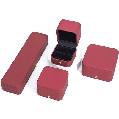 Купить Wind Red Sleek PU Leather Jewelry Storage Packaging Box с золотой кнопкой online manufacture