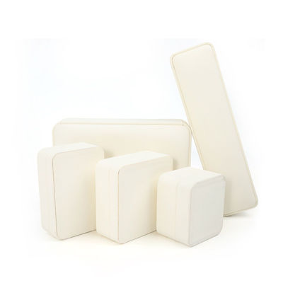 OEM ODM Ручная работа Квадратная белая кожаная шкатулка для ювелирных изделий для упаковки ожерелья, браслета, серег, кольца