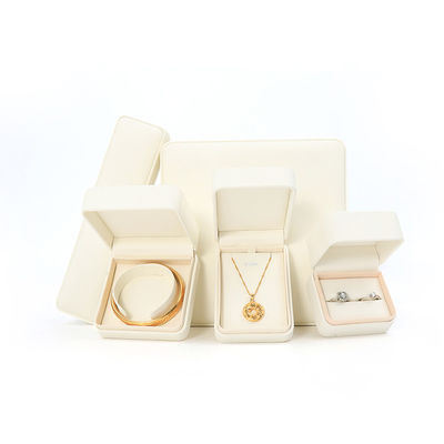 OEM ODM Ручная работа Квадратная белая кожаная шкатулка для ювелирных изделий для упаковки ожерелья, браслета, серег, кольца